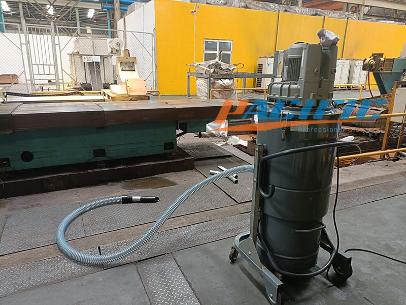 Máy hút bụi công nghiệp Delfin dùng hút dầu trên máy gia công cơ khí